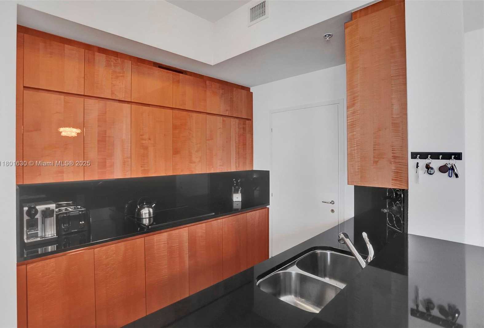 Small Image of 50 SOUTH POINTE DR #1407, Miami Beach Number 19