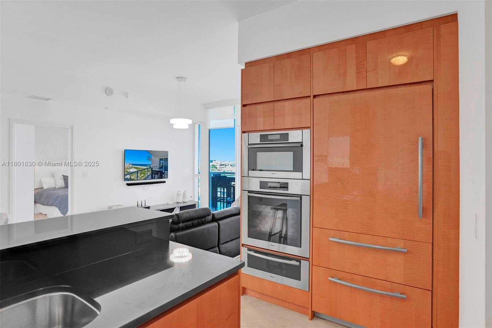 Small Image of 50 SOUTH POINTE DR #1407, Miami Beach Number 21