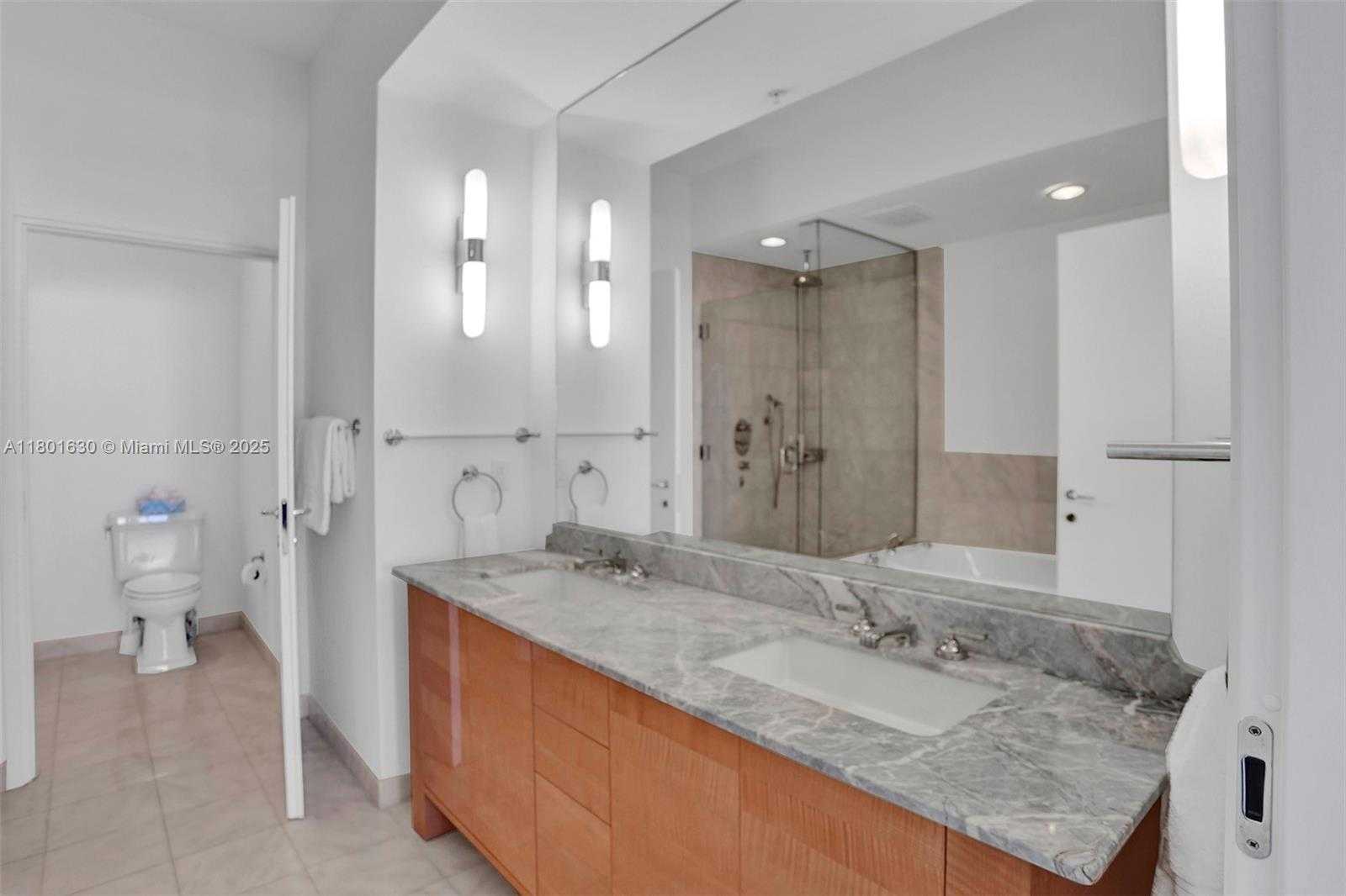 Small Image of 50 SOUTH POINTE DR #1407, Miami Beach Number 25