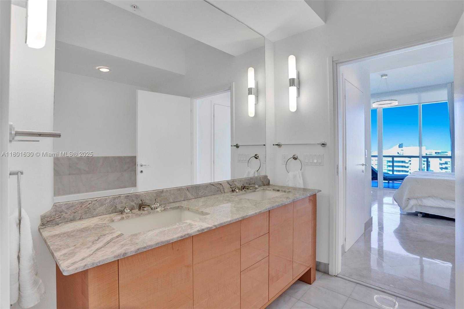 Small Image of 50 SOUTH POINTE DR #1407, Miami Beach Number 26