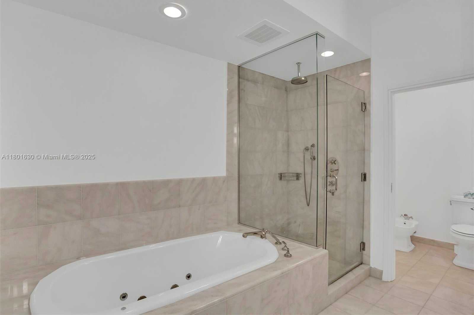 Small Image of 50 SOUTH POINTE DR #1407, Miami Beach Number 27