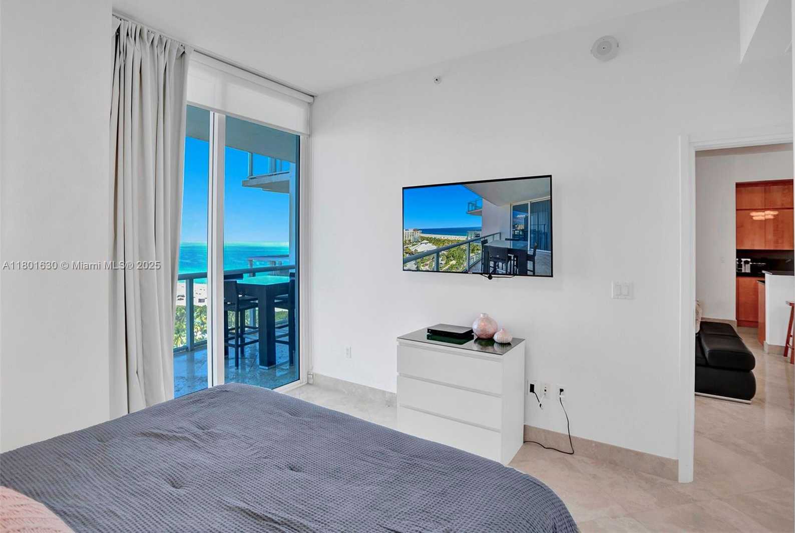 Small Image of 50 SOUTH POINTE DR #1407, Miami Beach Number 32