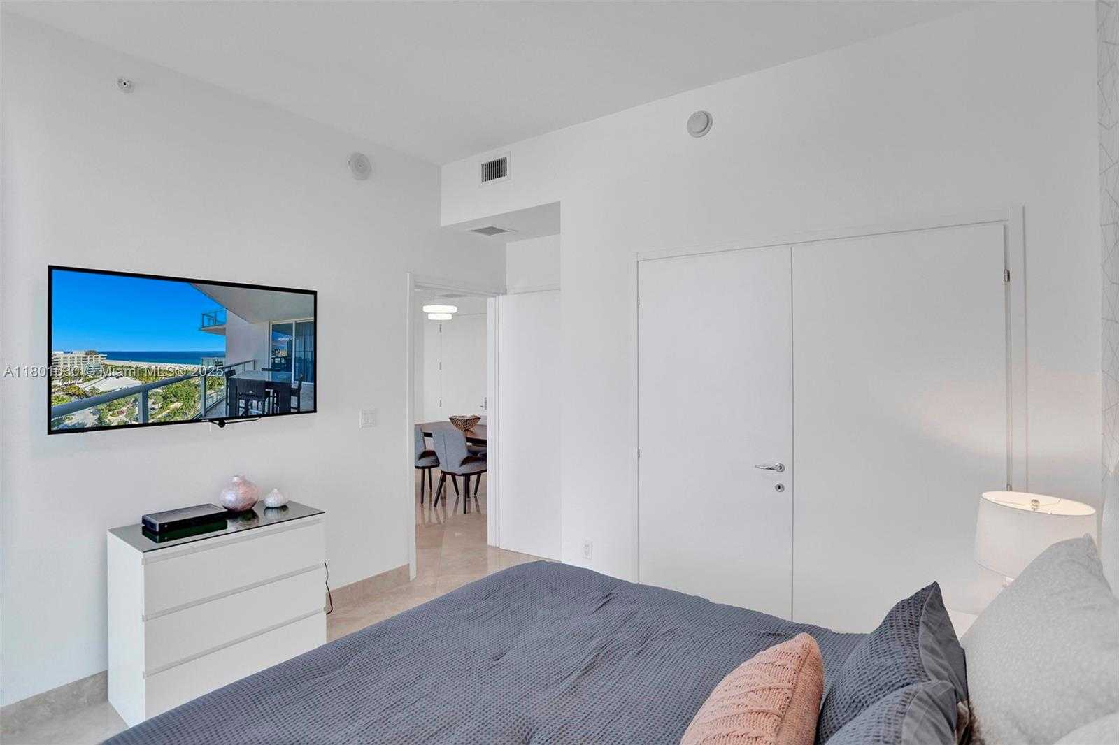 Small Image of 50 SOUTH POINTE DR #1407, Miami Beach Number 33