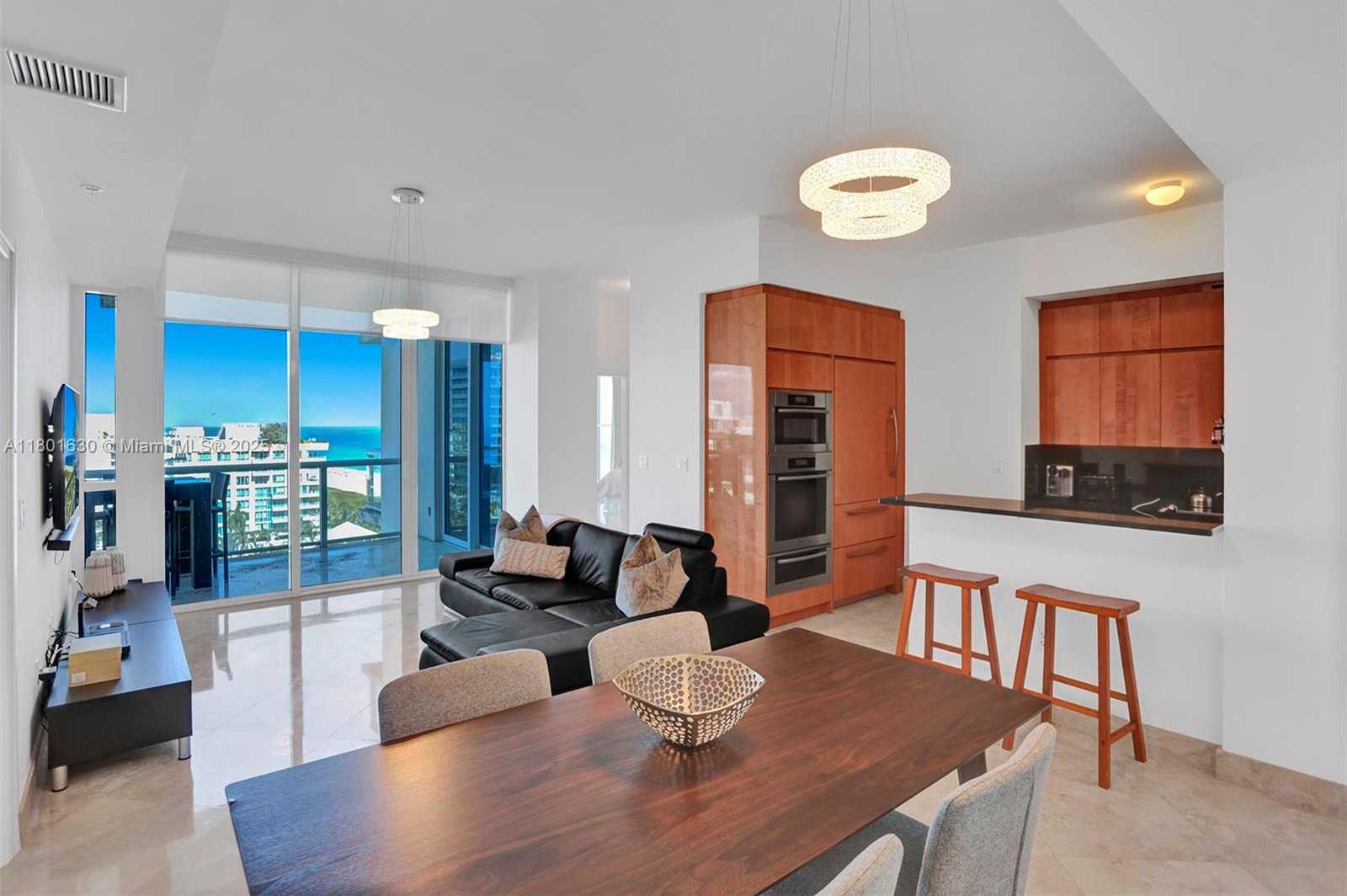 Small Image of 50 SOUTH POINTE DR #1407, Miami Beach Number 7