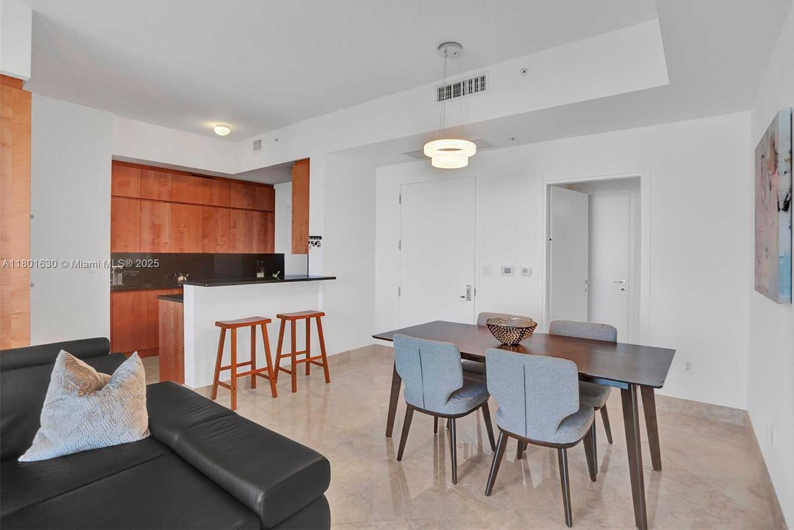 Small Image of 50 SOUTH POINTE DR #1407, Miami Beach Number 9