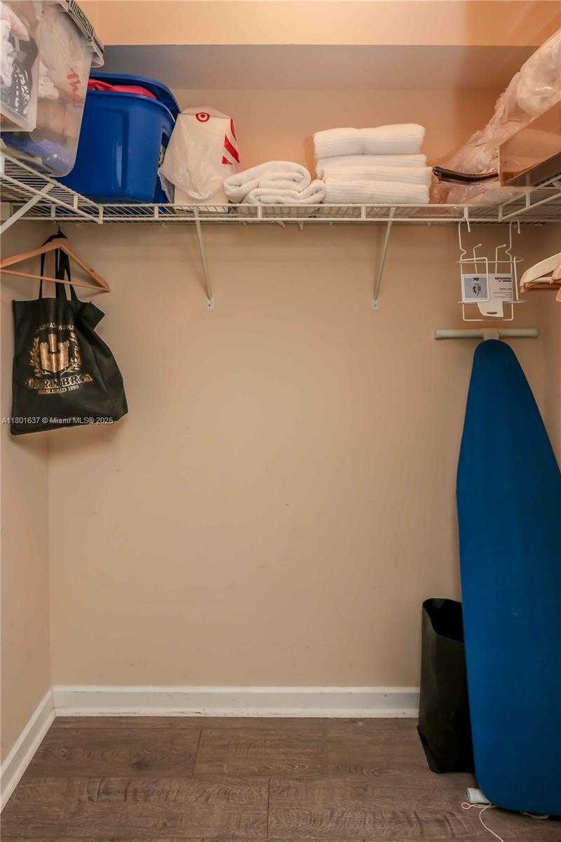 Small Image of 325 SOUTH BISCAYNE BLVD #1422, Miami Number 20