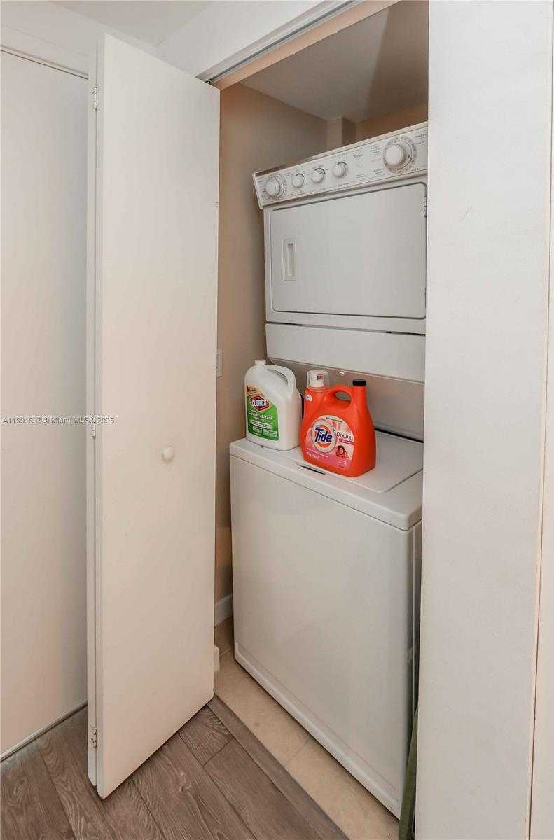 Small Image of 325 SOUTH BISCAYNE BLVD #1422, Miami Number 25