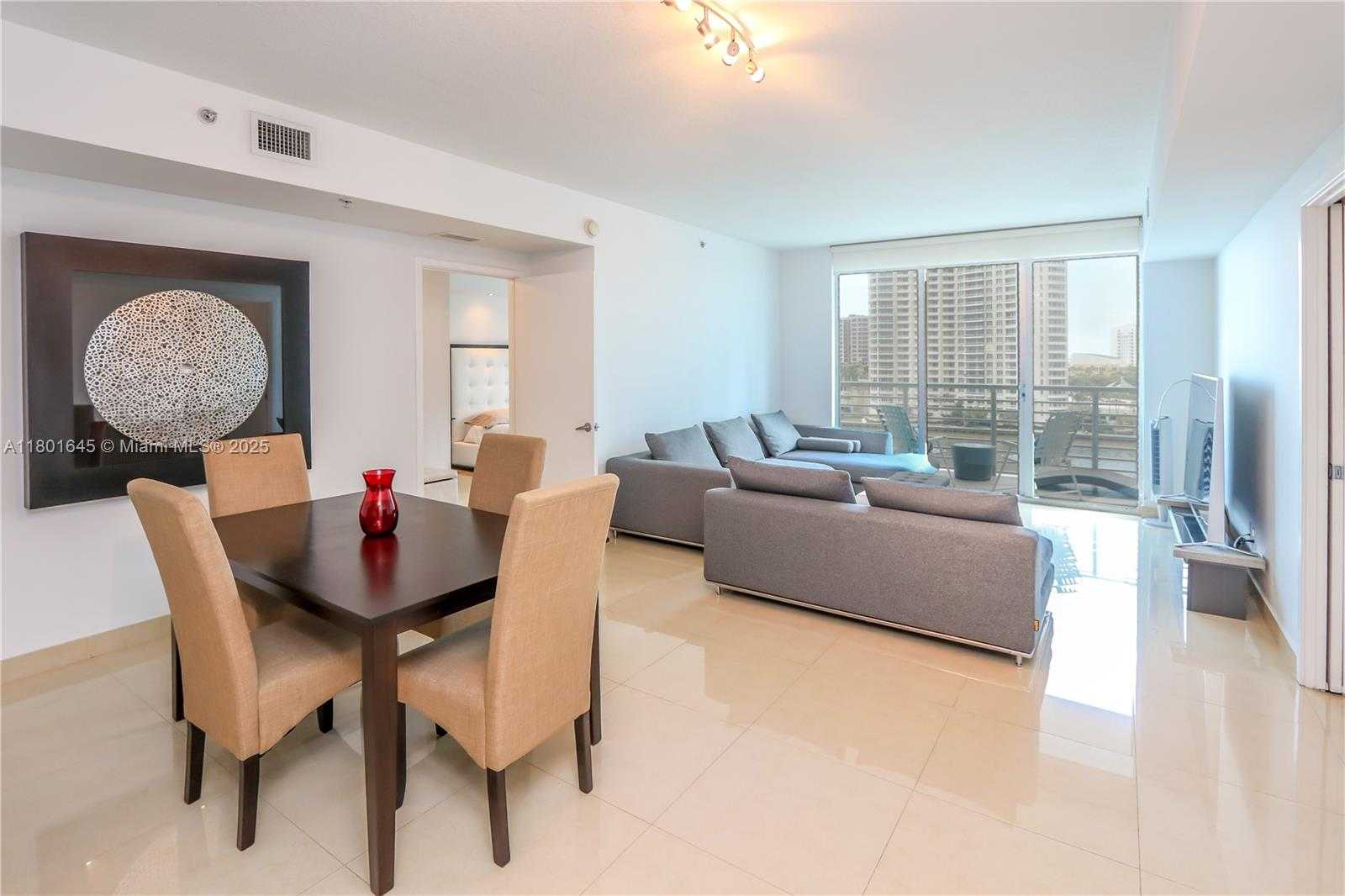 Small Image of 335 SOUTH BISCAYNE BLVD #807, Miami Number 3