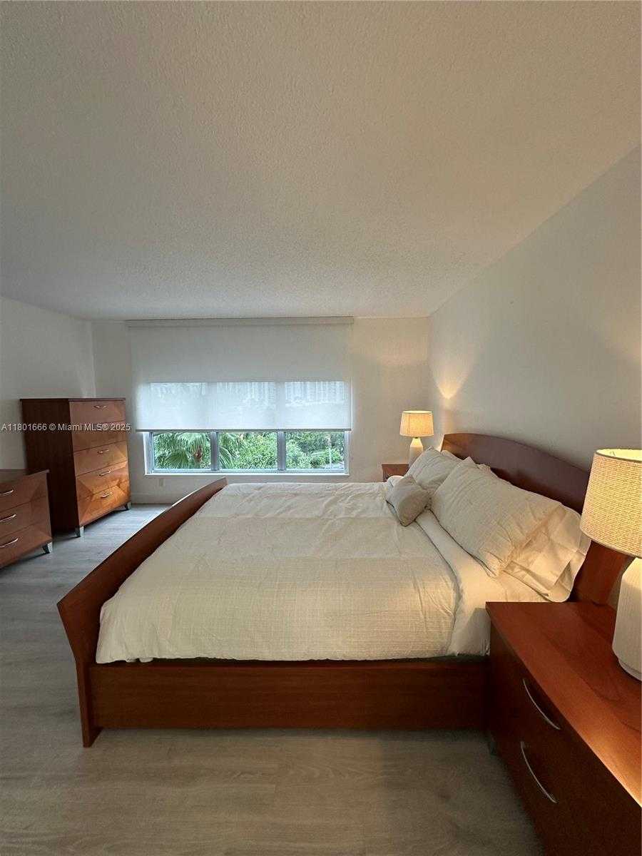 Small Image of 3600 NORTH MYSTIC POINTE DR #707, Aventura Number 2