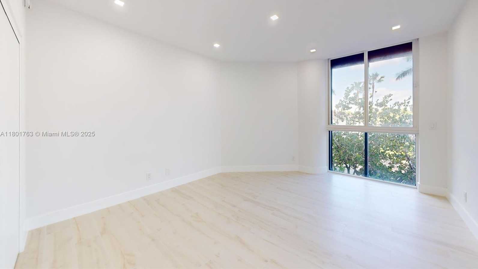Small Image of 21050 NE 38th Ave, Miami, FL 33180, USA Number 39