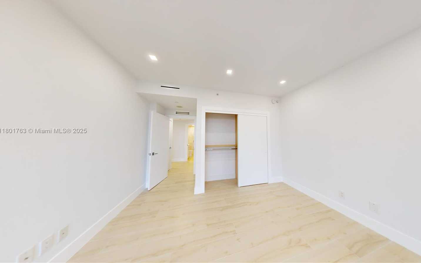 Small Image of 21050 NE 38th Ave, Miami, FL 33180, USA Number 41