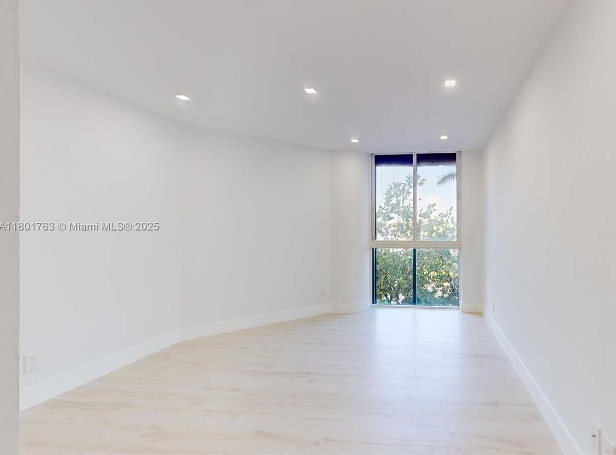 Small Image of 21050 NE 38th Ave, Miami, FL 33180, USA Number 42