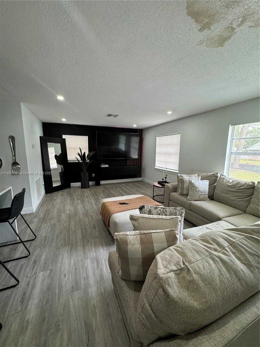 Small Image of 6504 NORTH PACKWOOD AVE #6504, Tampa Number 2