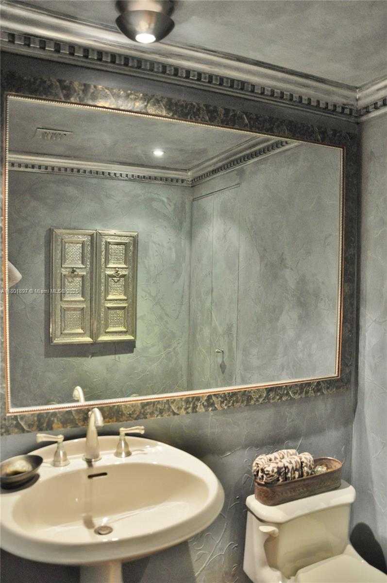 Small Image of 1 CENTURY LN #310, Miami Beach Number 17