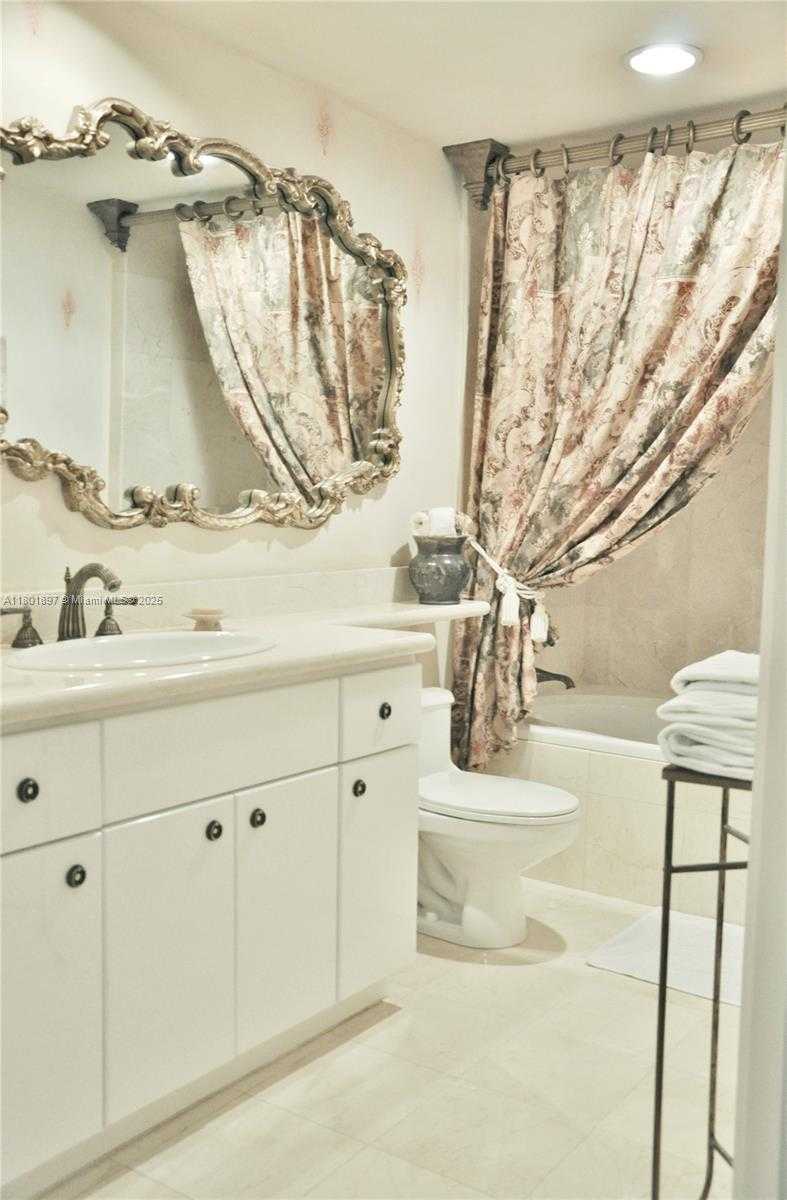 Small Image of 1 CENTURY LN #310, Miami Beach Number 37