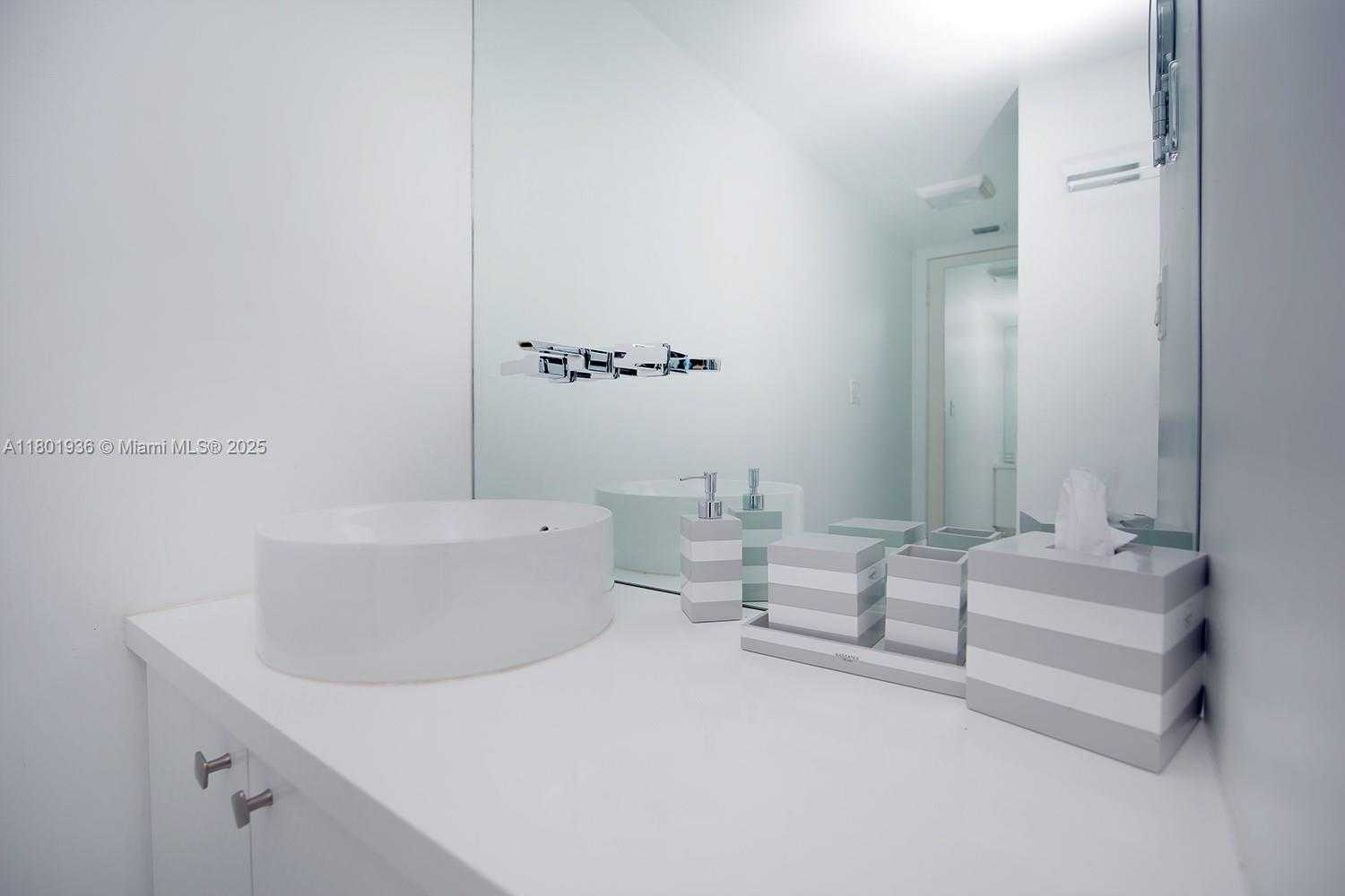 Small Image of 2555 COLLINS AVE #1114, Miami Beach Number 9