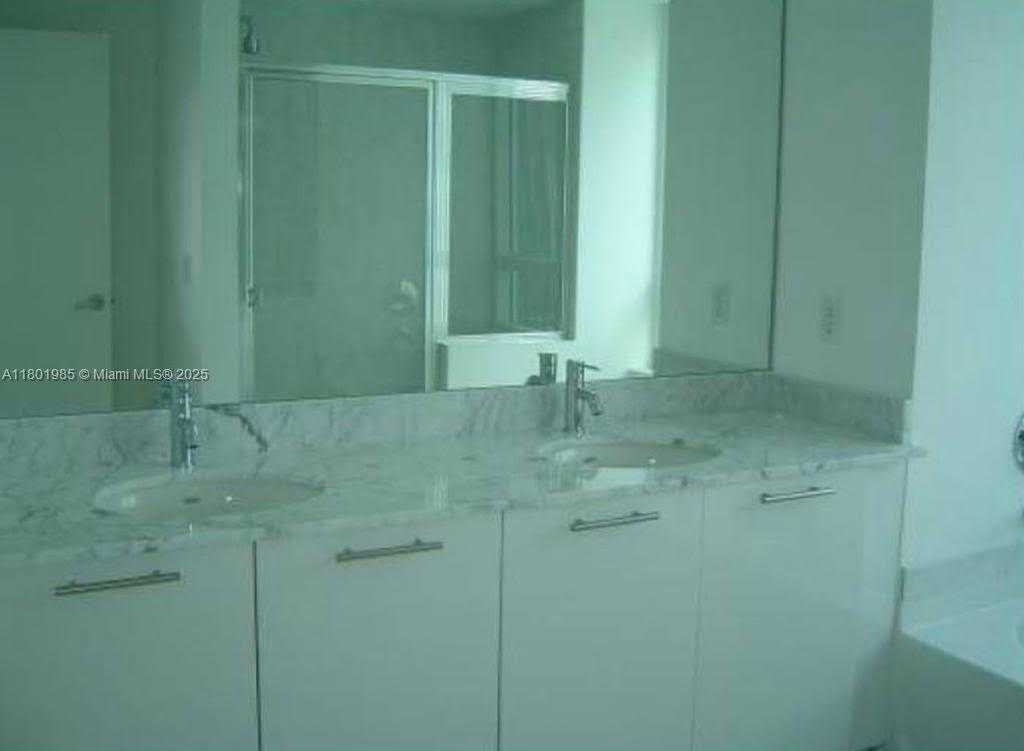 Small Image of 950 BRICKELL BAY DR #3010, Miami Number 6