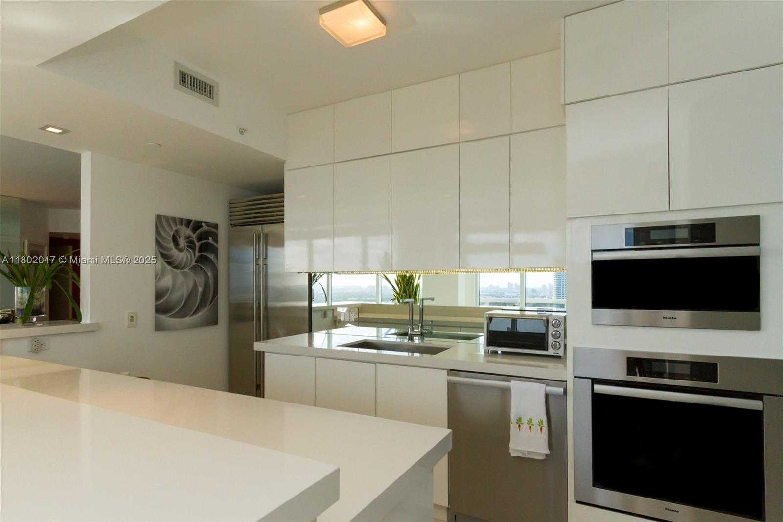 Small Image of 4775 COLLINS AVE #3203, Miami Beach Number 7