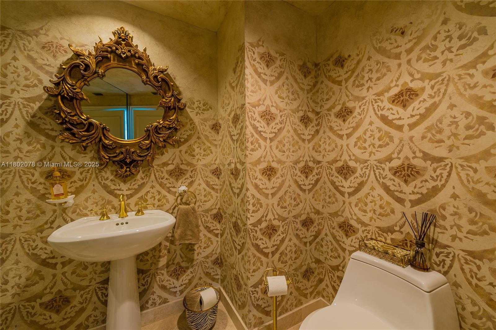 Small Image of 300 SOUTH POINTE DR #1504, Miami Beach Number 12