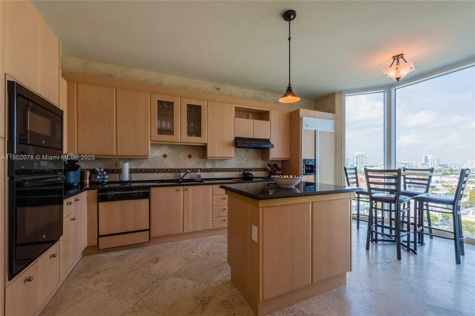 Small Image of 300 SOUTH POINTE DR #1504, Miami Beach Number 6