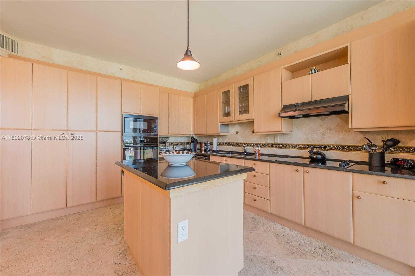 Small Image of 300 SOUTH POINTE DR #1504, Miami Beach Number 7