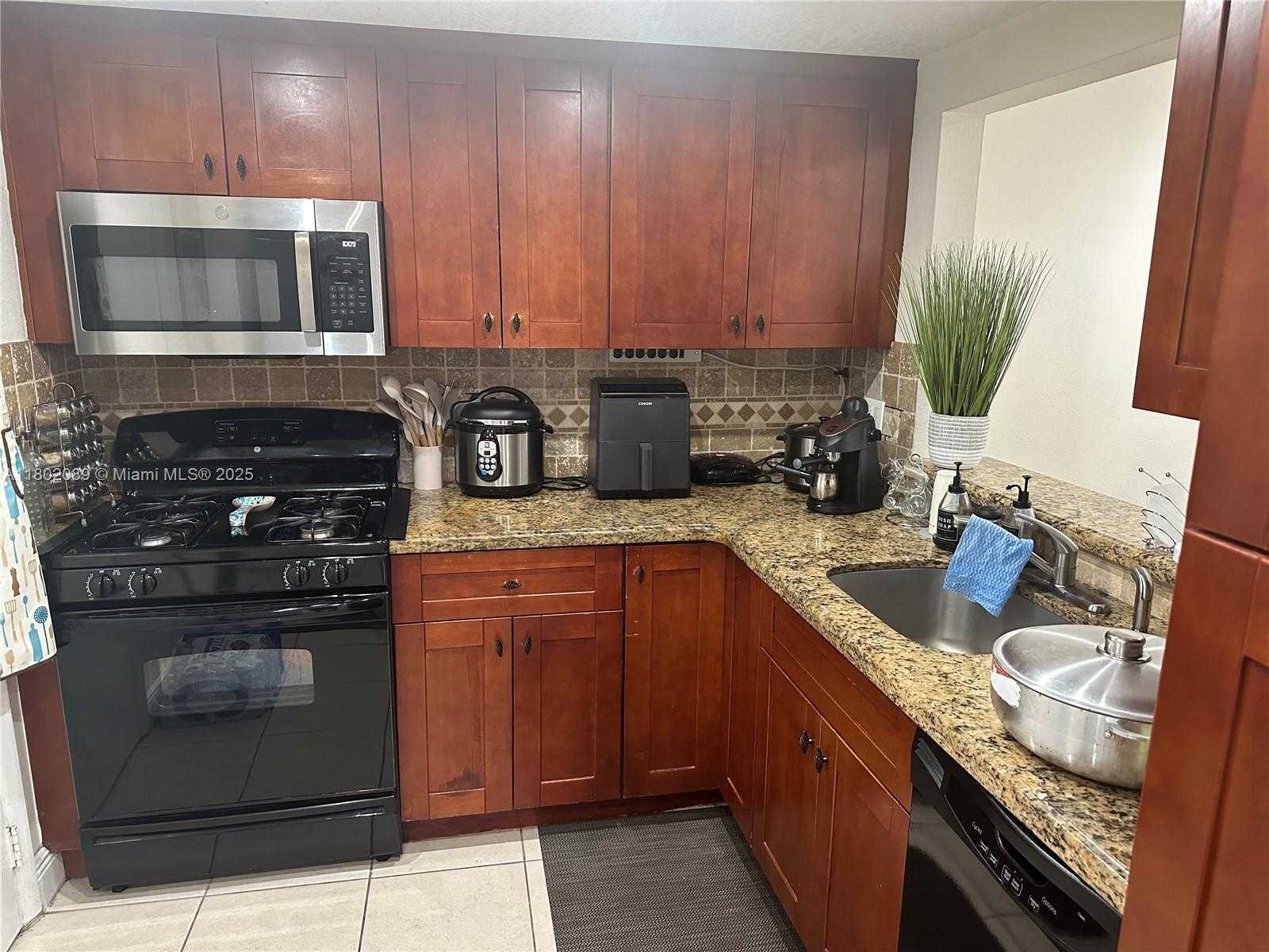 Small Image of 17911 NORTH WEST 68TH AVE #P104, Hialeah Number 4