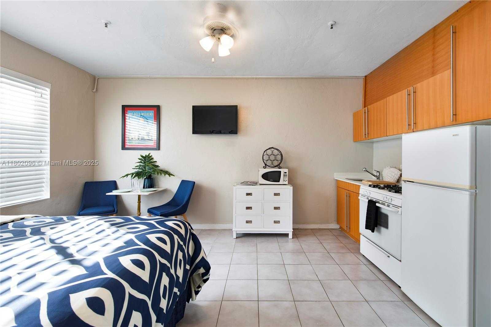 Small Image of 3710 COLLINS AVE #N-305, Miami Beach Number 4
