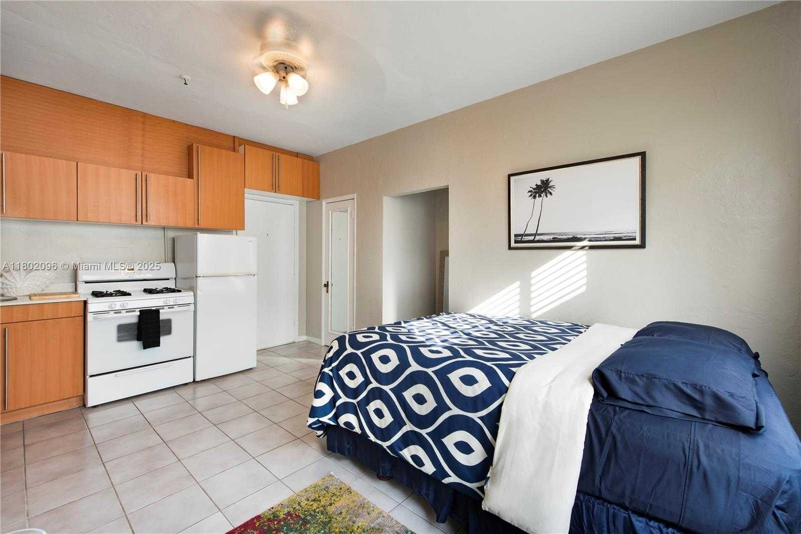 Small Image of 3710 COLLINS AVE #N-305, Miami Beach Number 5