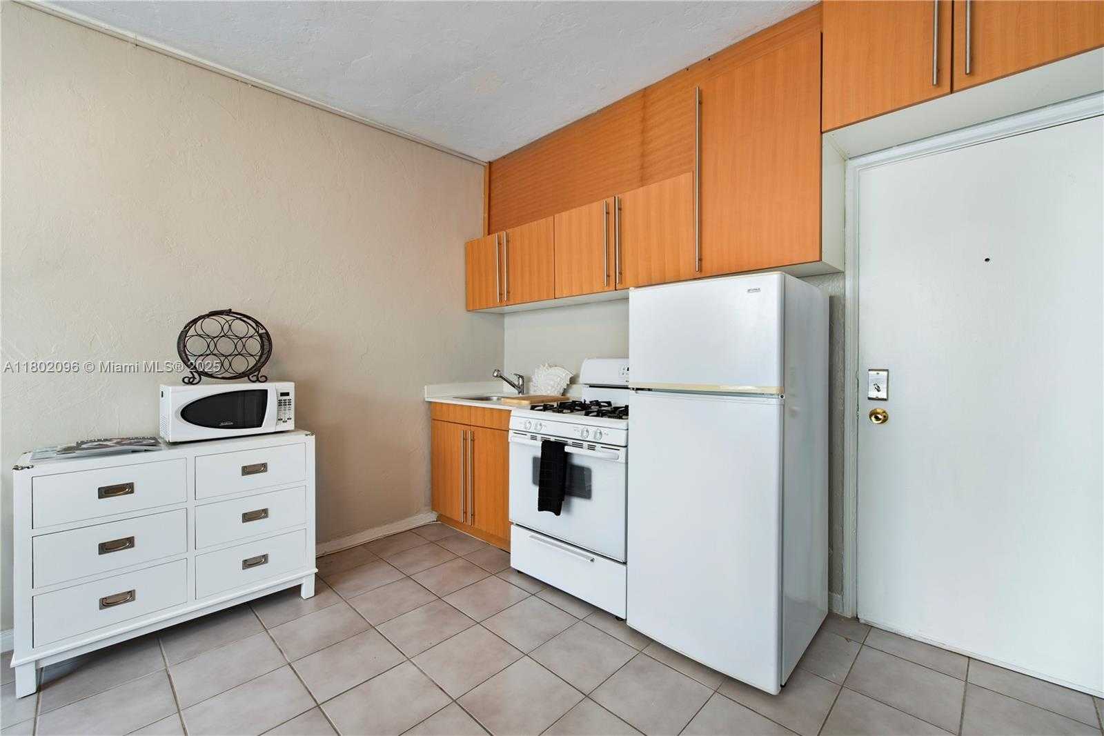 Small Image of 3710 COLLINS AVE #N-305, Miami Beach Number 6