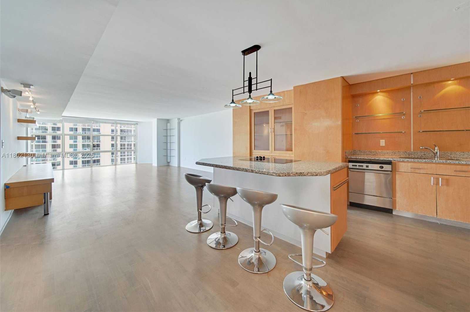 Small Image of 6423 COLLINS AVE #1504, Miami Beach Number 4