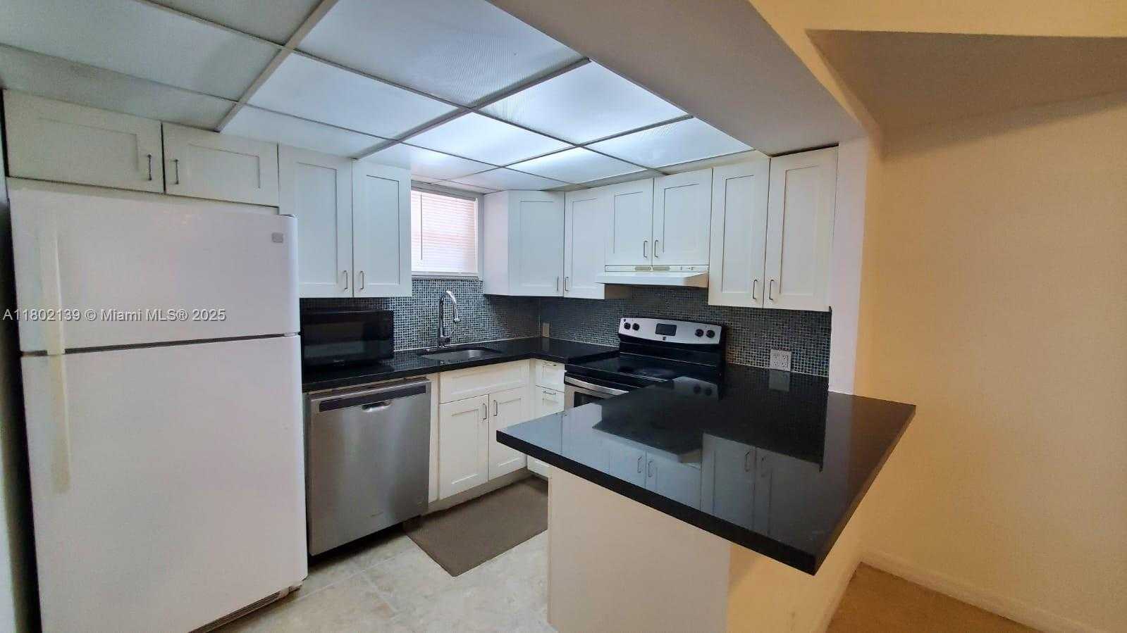 Small Image of 8290 LAKE DR #302, Doral Number 10