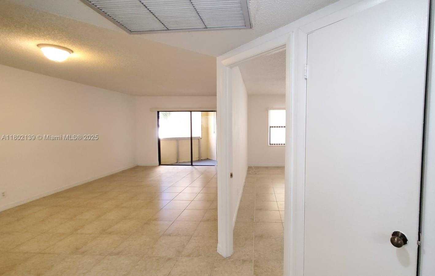 Small Image of 8290 LAKE DR #302, Doral Number 11
