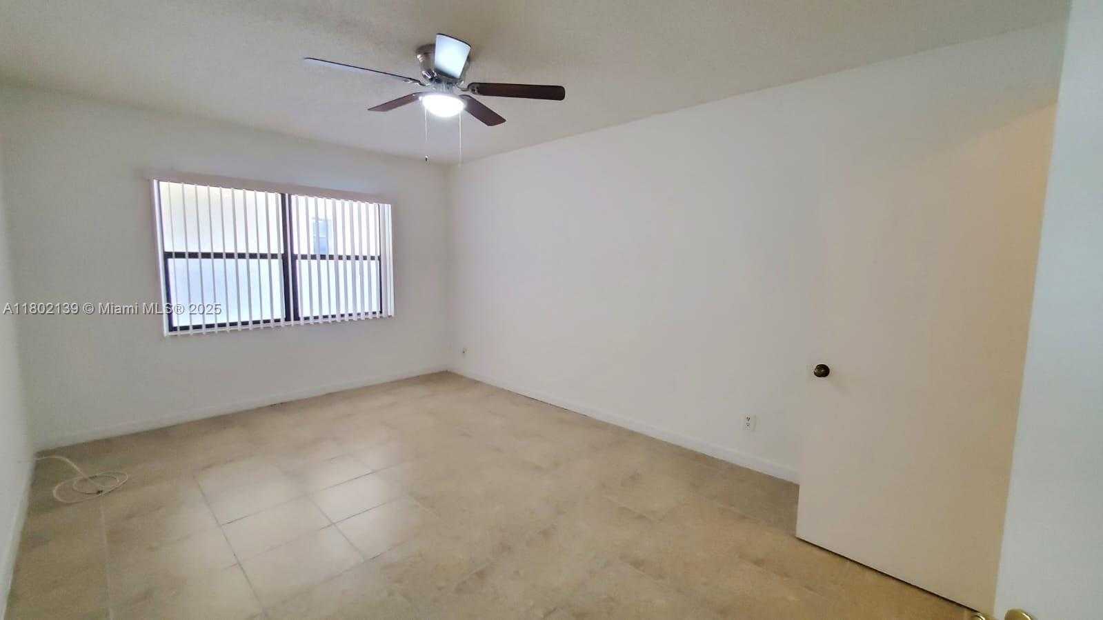 Small Image of 8290 LAKE DR #302, Doral Number 12