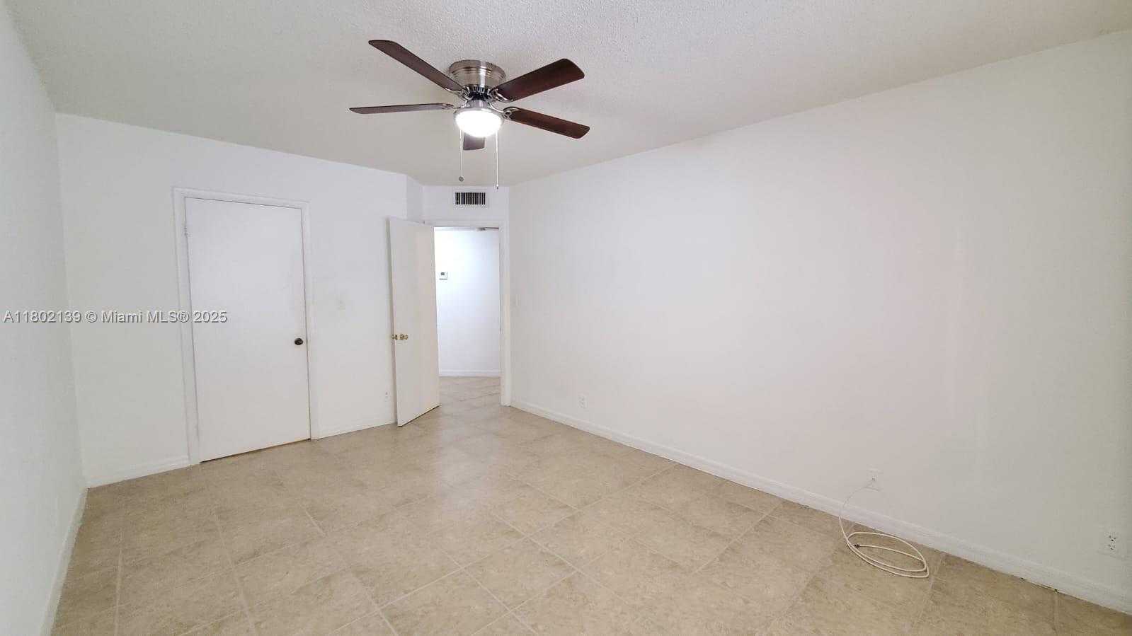 Small Image of 8290 LAKE DR #302, Doral Number 13