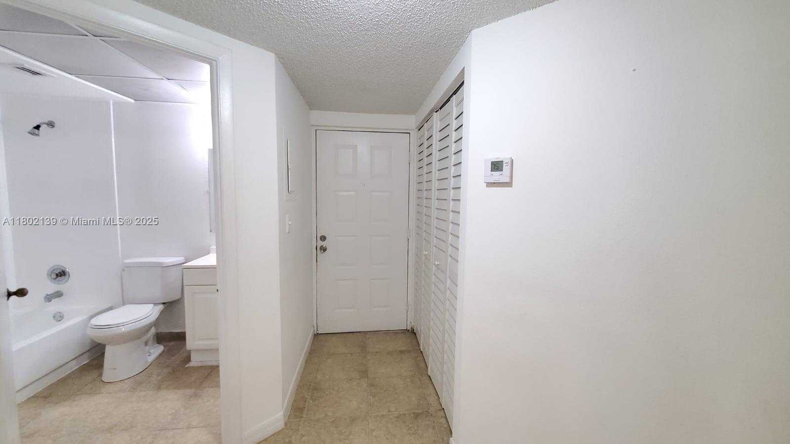 Small Image of 8290 LAKE DR #302, Doral Number 16