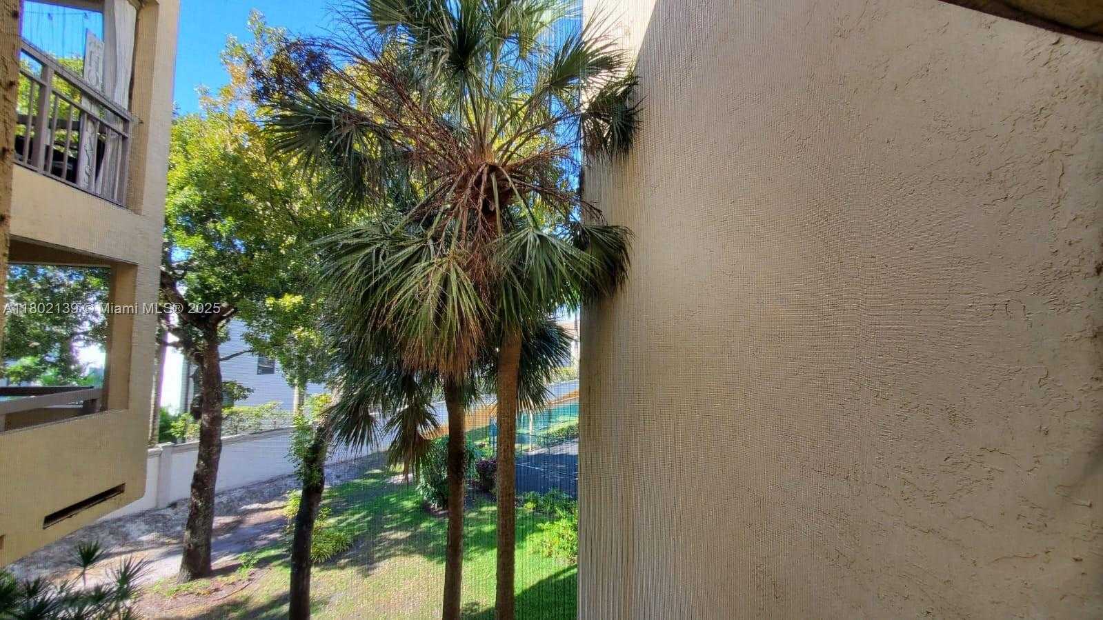 Small Image of 8290 LAKE DR #302, Doral Number 19