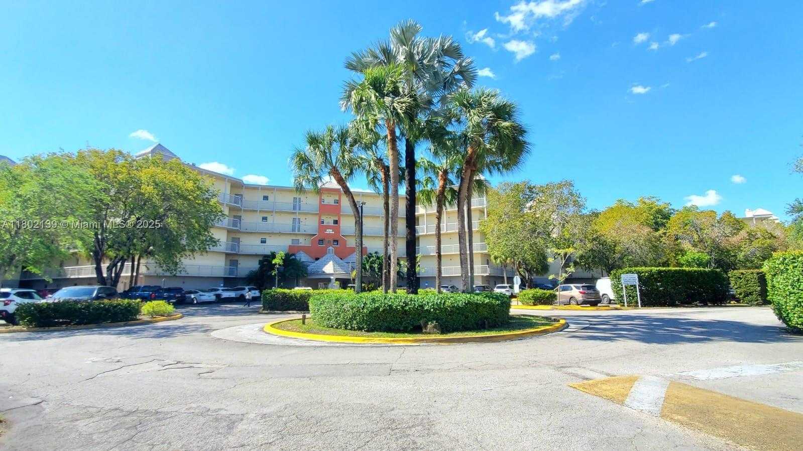 Small Image of 8290 LAKE DR #302, Doral Number 2