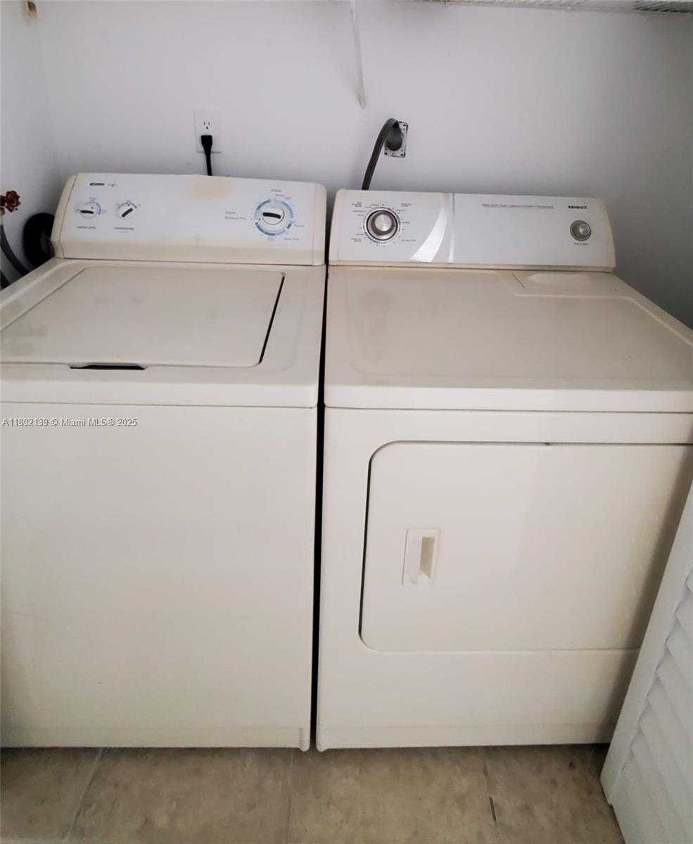 Small Image of 8290 LAKE DR #302, Doral Number 21