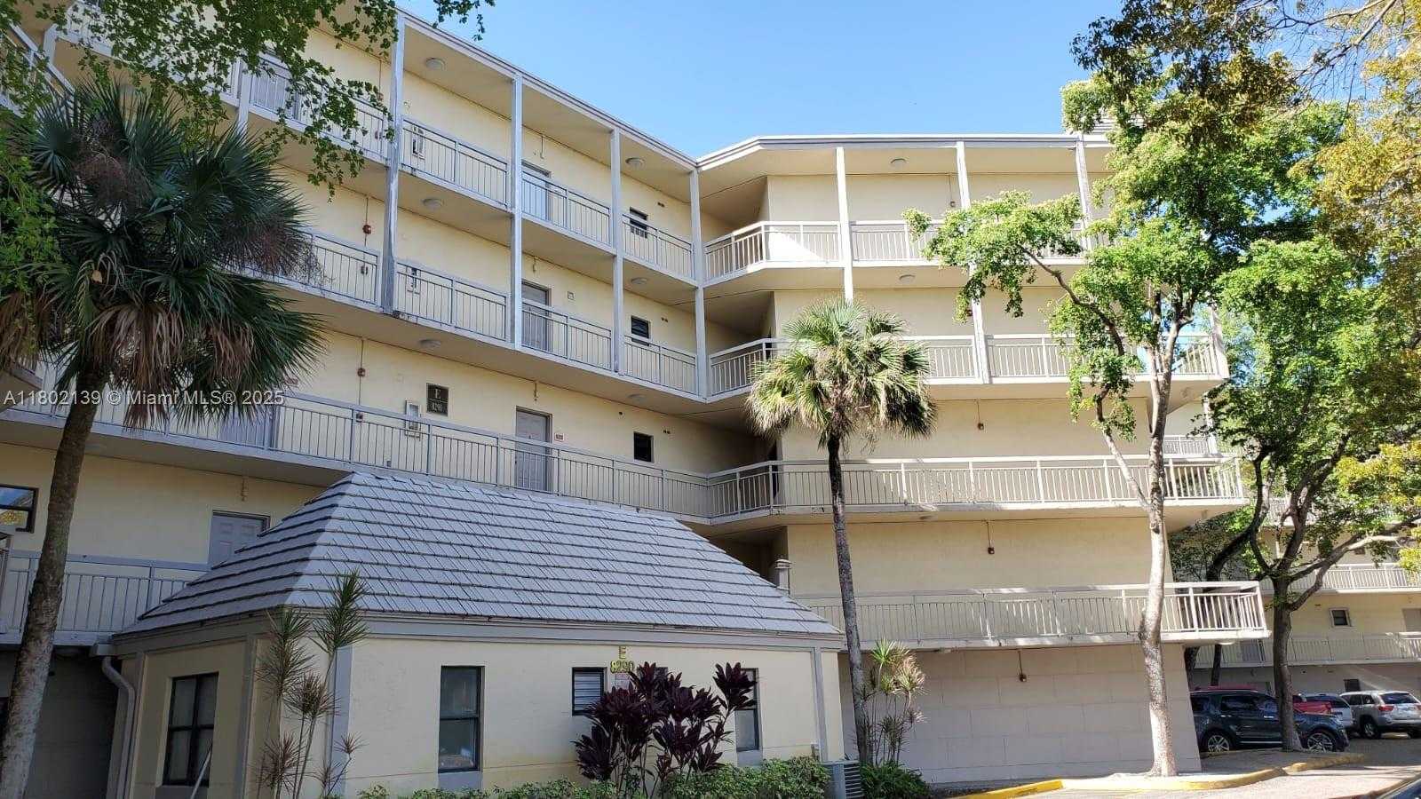 Small Image of 8290 LAKE DR #302, Doral Number 22
