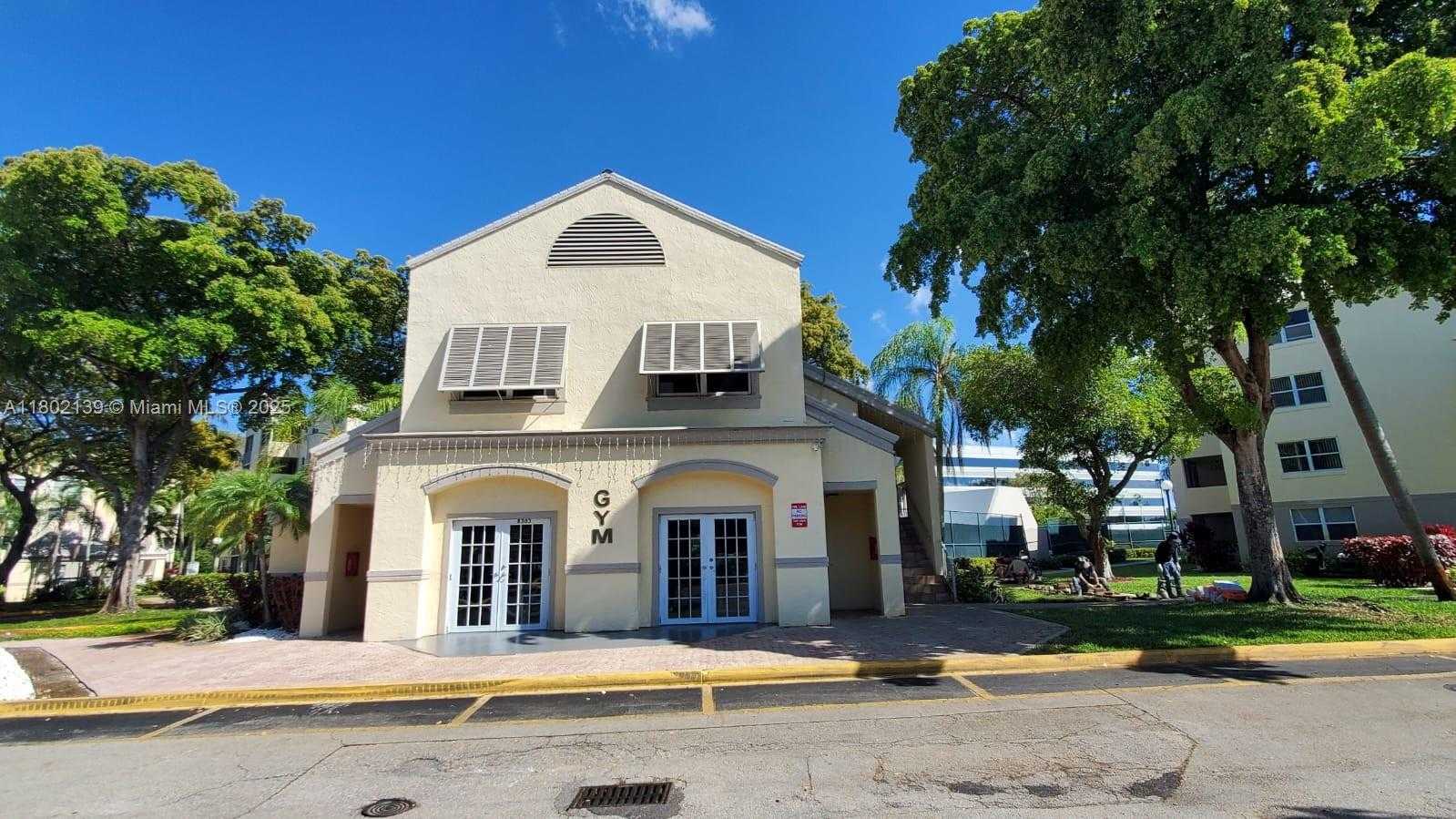 Small Image of 8290 LAKE DR #302, Doral Number 23