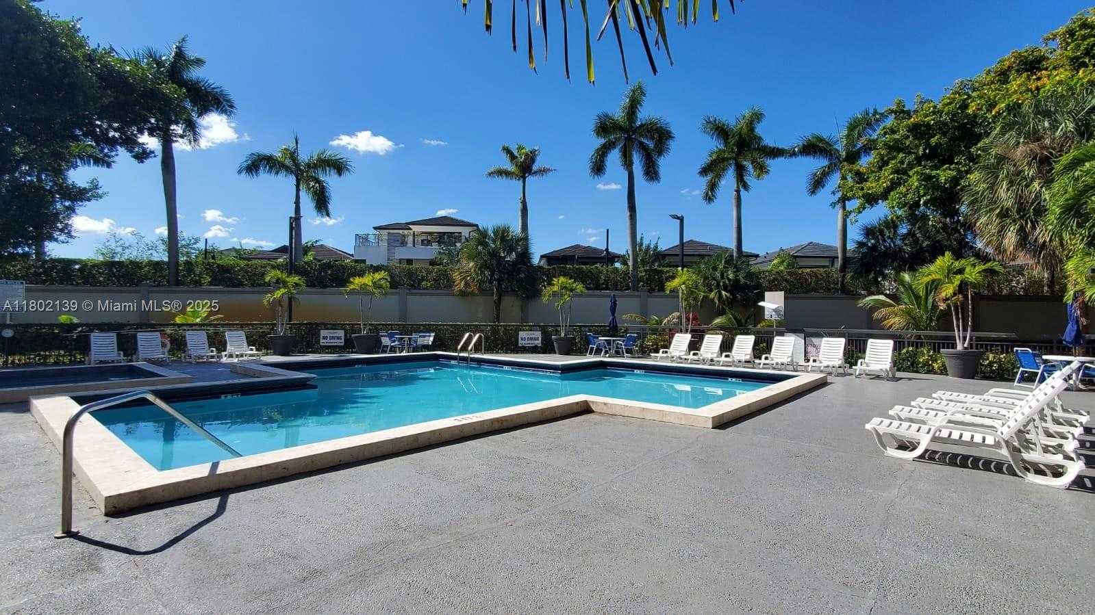 Small Image of 8290 LAKE DR #302, Doral Number 25