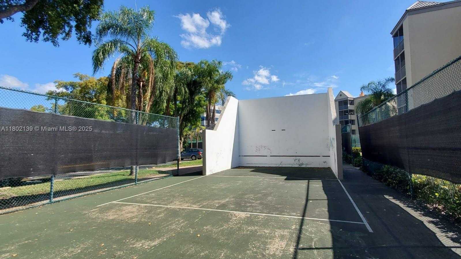 Small Image of 8290 LAKE DR #302, Doral Number 27