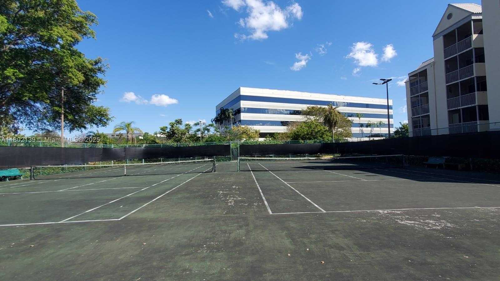 Small Image of 8290 LAKE DR #302, Doral Number 28