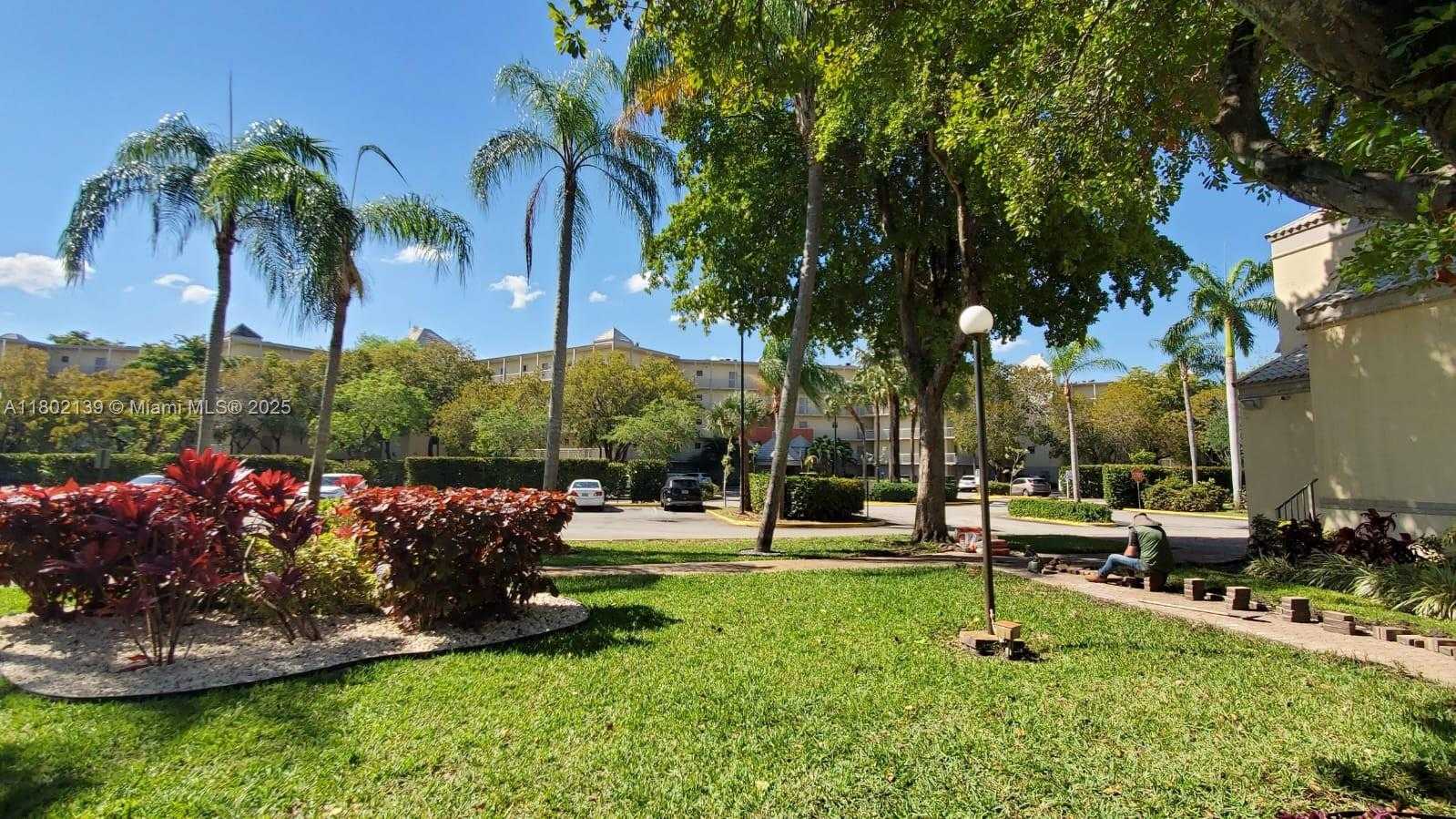 Small Image of 8290 LAKE DR #302, Doral Number 29