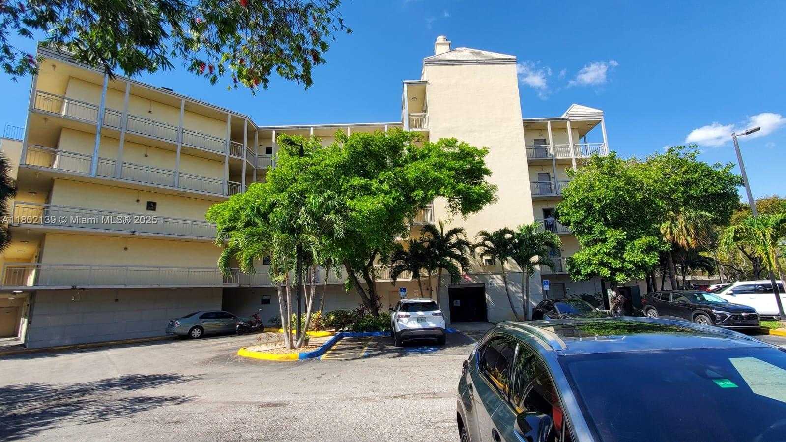 Small Image of 8290 LAKE DR #302, Doral Number 3