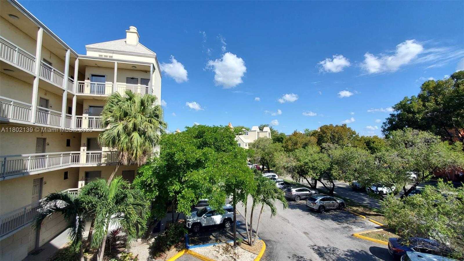 Small Image of 8290 LAKE DR #302, Doral Number 31