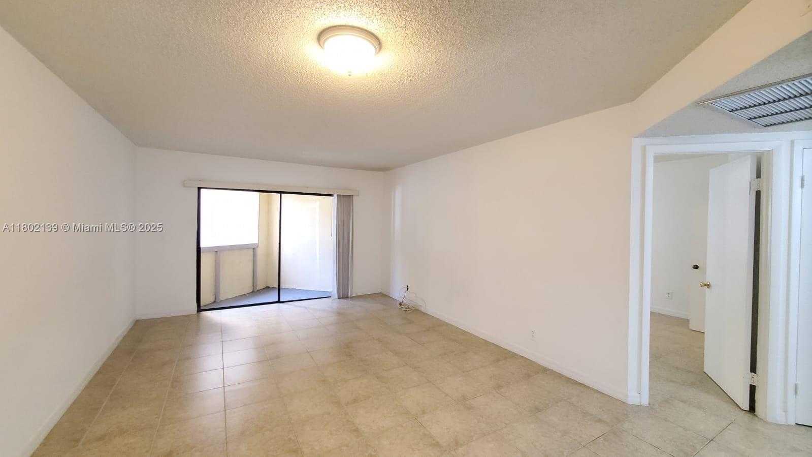 Small Image of 8290 LAKE DR #302, Doral Number 4