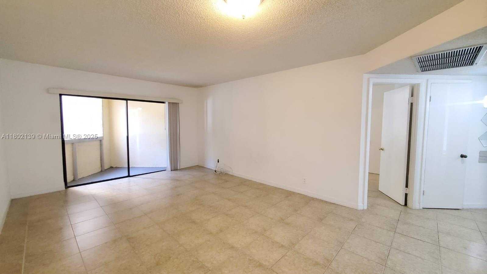 Small Image of 8290 LAKE DR #302, Doral Number 5