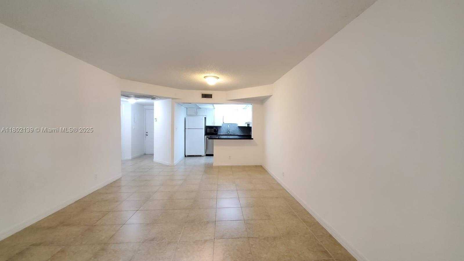 Small Image of 8290 LAKE DR #302, Doral Number 6