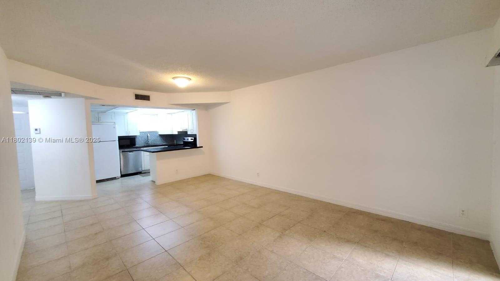 Small Image of 8290 LAKE DR #302, Doral Number 7